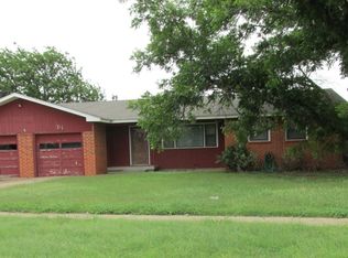302 Thomas Blvd, Plainview, TX 79072