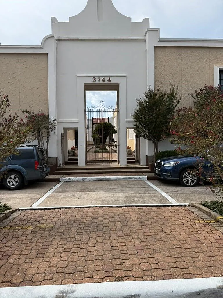 2 bed, 1.5 bath, 920 sqft, $1,595 — Photo 2