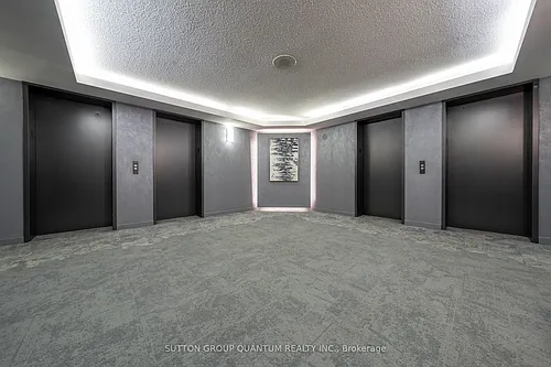 10 Yonge St Photo 1