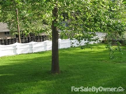 Big fenced yard, perfect for kids / pets