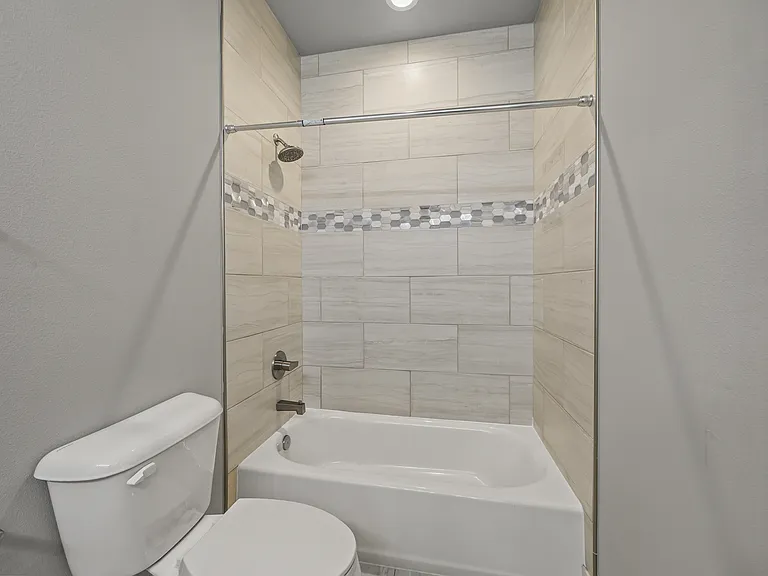 910 W Cato Springs Rd — Photo 13