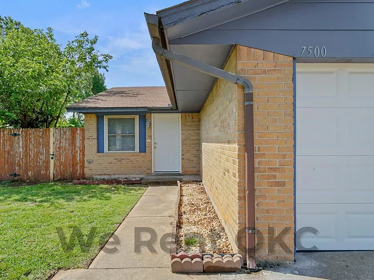 7500 NW 113th Pl — Photo 3