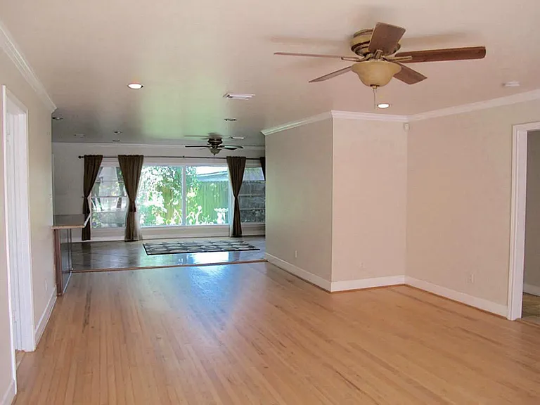 1221 Aurora St — Photo 4