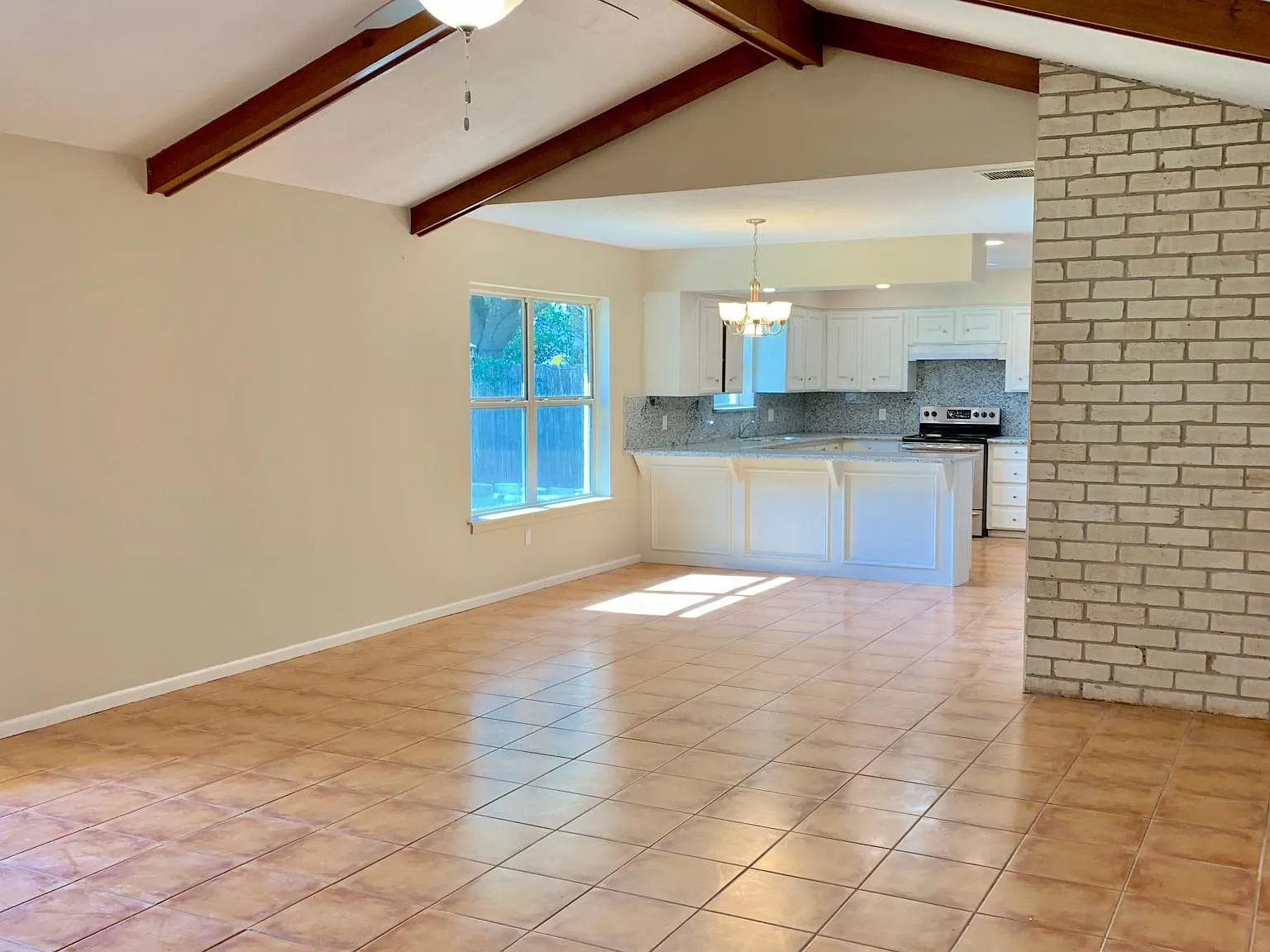 3 bed, 2076 sqft, $2,000 — Photo 4