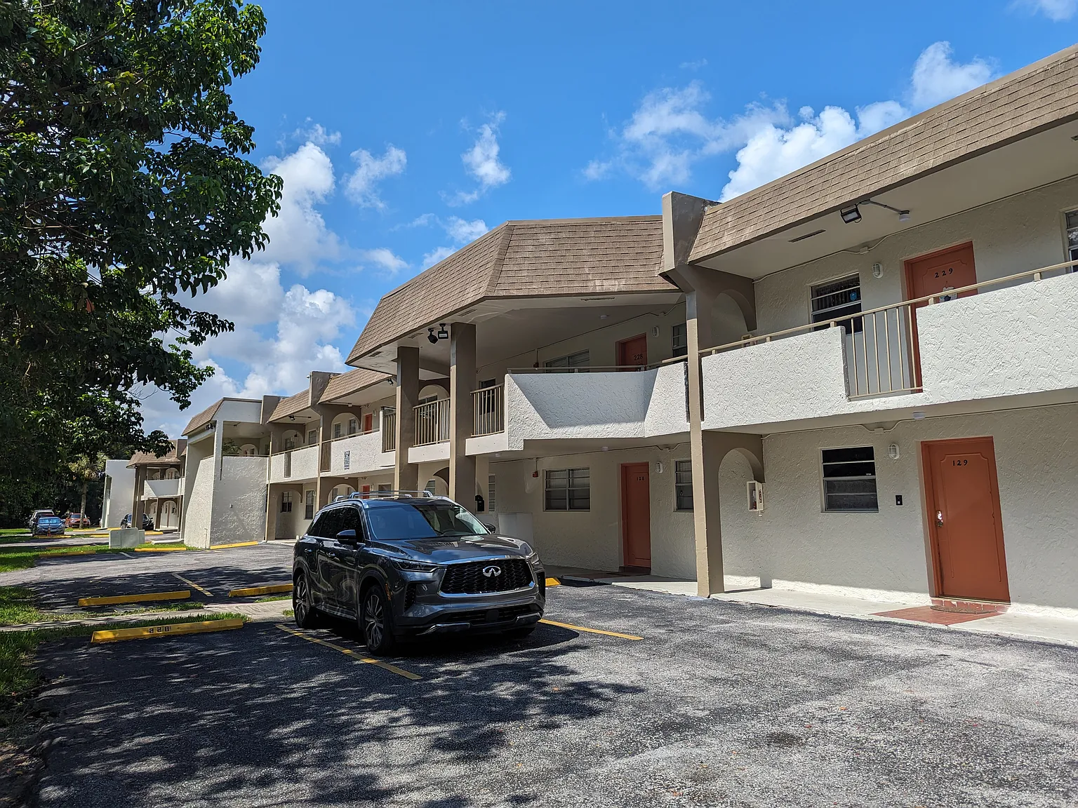 1 bed, 1.5 bath, 637 sqft, $1,800 — Photo 1