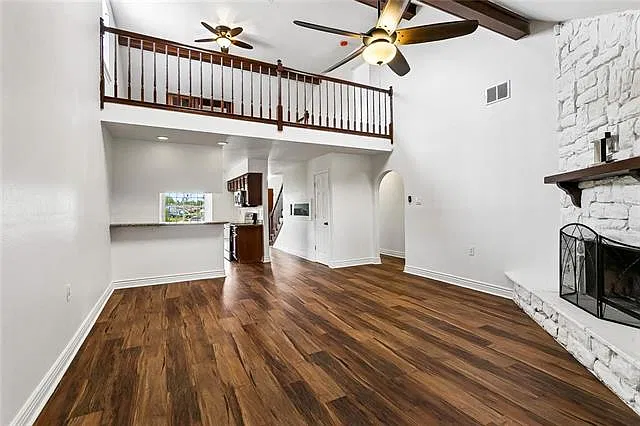 3 bed, 2.0 bath, 2460 sqft, $1,900 — Photo 3