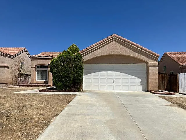 1425 Ridgecrest Ct — Photo 2