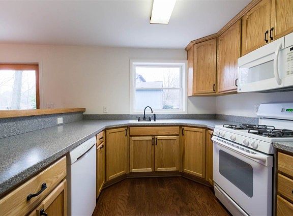 5th image of 5 Glenbrook Dr