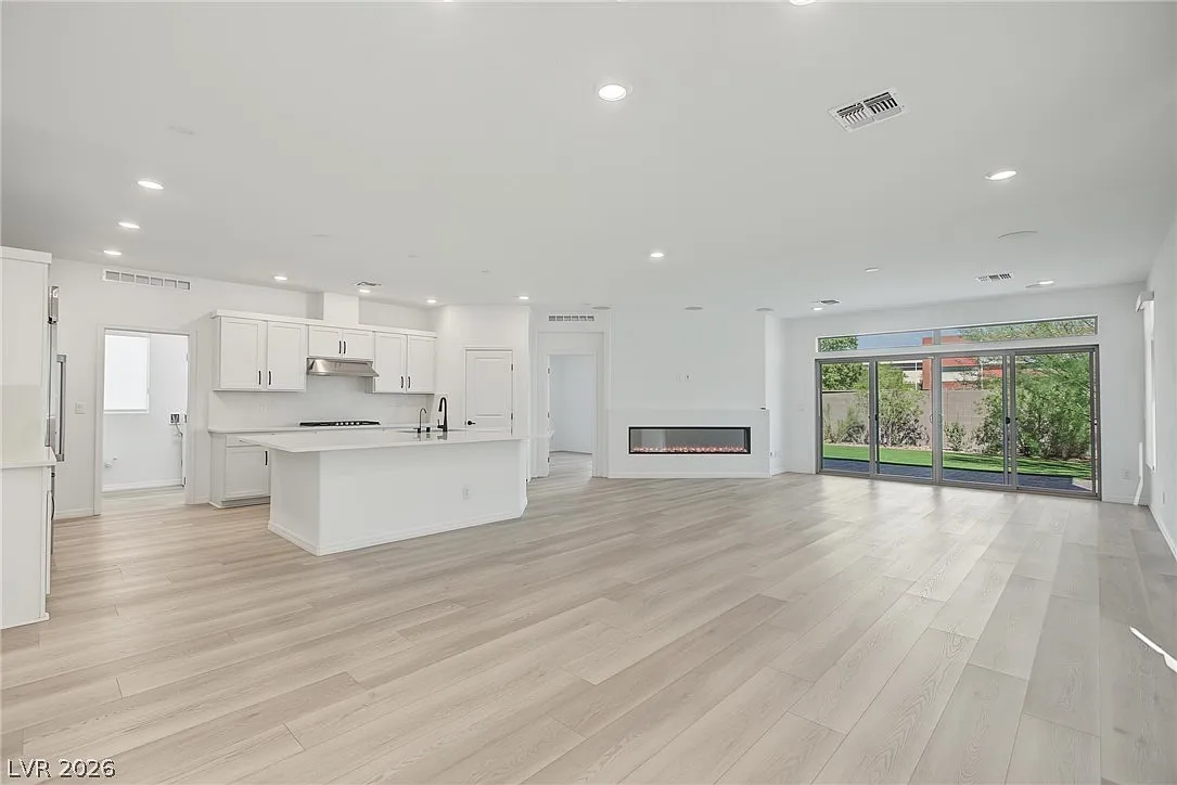 4 bed, 2.5 bath, 2988 sqft, $2,950 — Photo 4