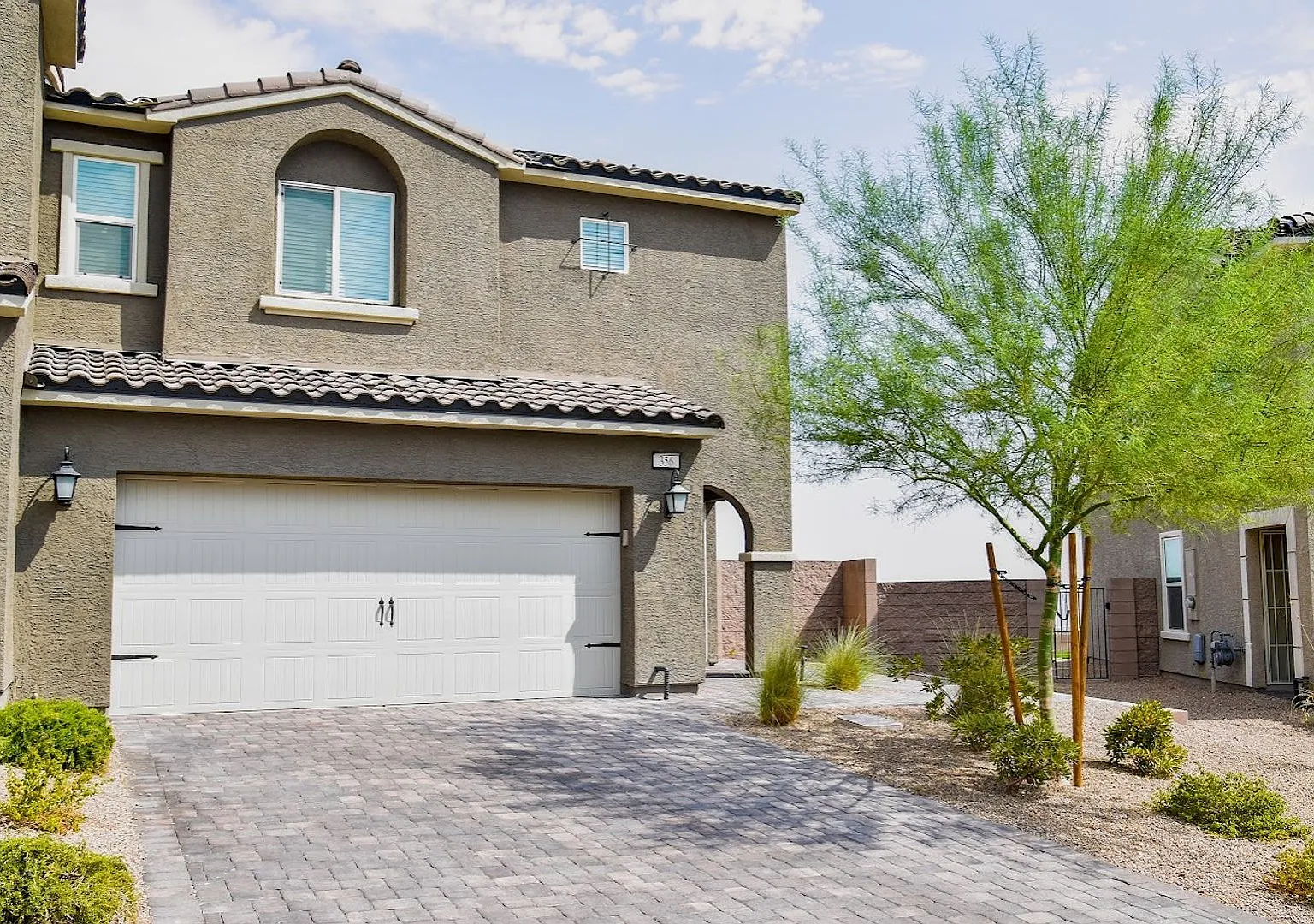 Strip View Gated 3 bd 2.5ba Townhouse in Black Mountain Henderson Quail Ridge community! — Photo 1