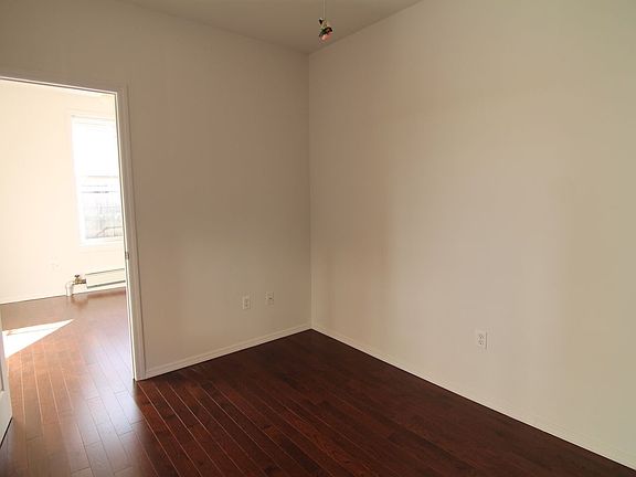 4th image of 24-27 Steinway St