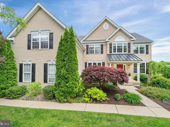 208 Honey Locust Dr, Avondale, PA 19311