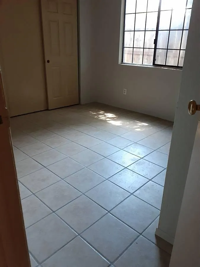 3 bed, 1000 sqft, $1,895 — Photo 1