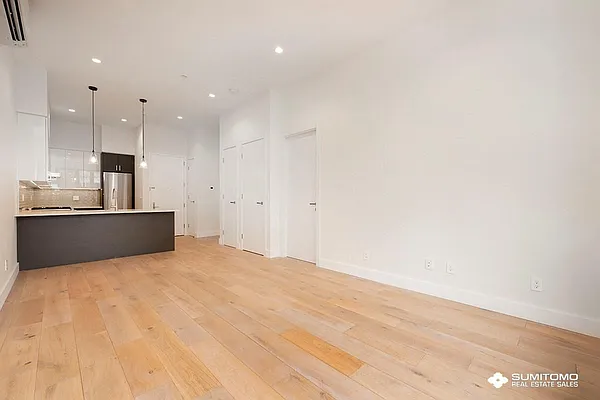 Rented by Sumitomo Real Estate Sales | media 21