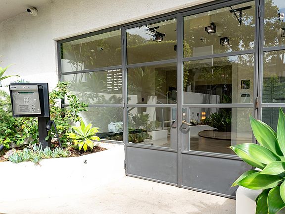 3rd image of 220 San Vicente Blvd #64bf780dc