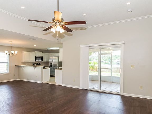5th image of 2077 Willesdon Dr W