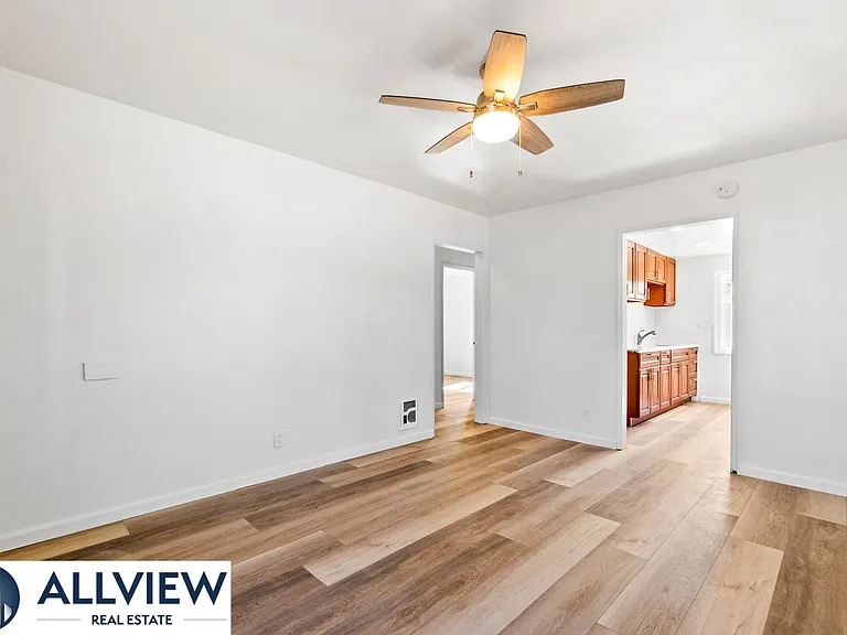 452 South Shaffer Street — Photo 5