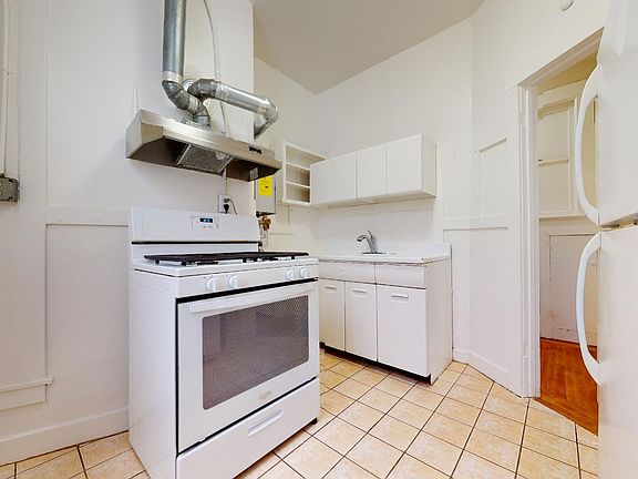 3rd image of 533 Irving St