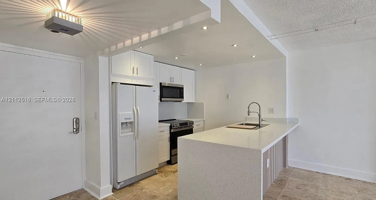 Charter Club Condo — Photo 3