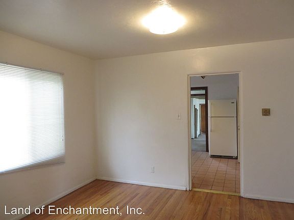 4th image of 629 Wellesley Dr NE