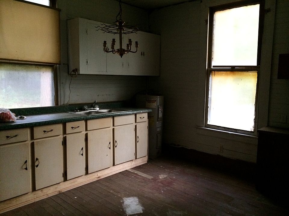 1st image of 546 Stonewall St NE