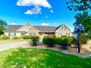 445 E 10th St, Flora, IL 62839