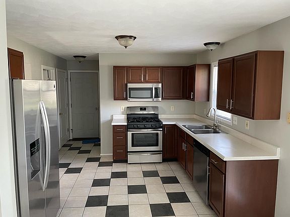 4th image of 348 Karls Ct