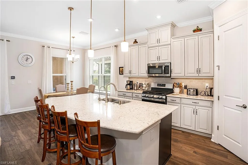 3 bed, 3.5 bath, 2275 sqft, $5,400 — Photo 2