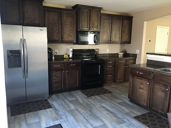 Kitchen /plenty of cabinets