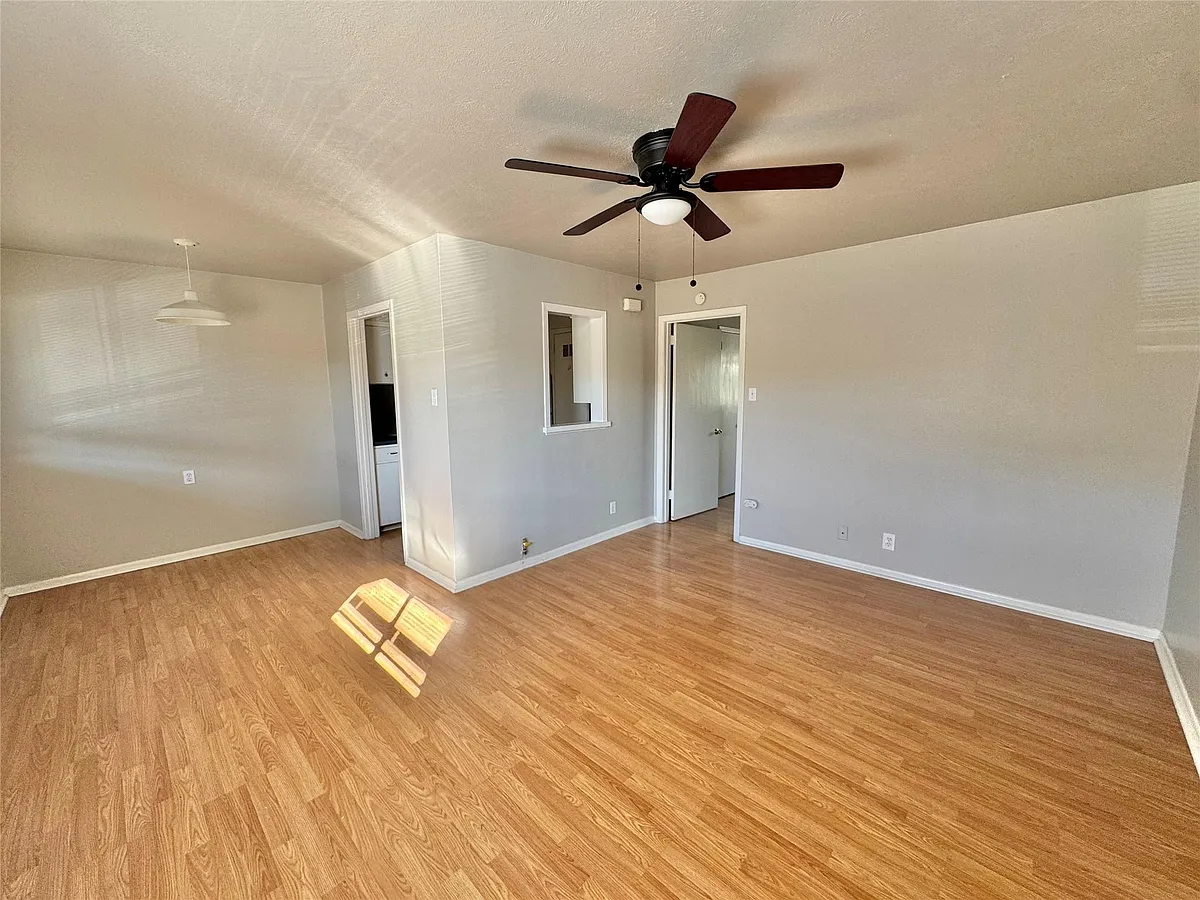 Building Photo - 1112 Eagle Dr