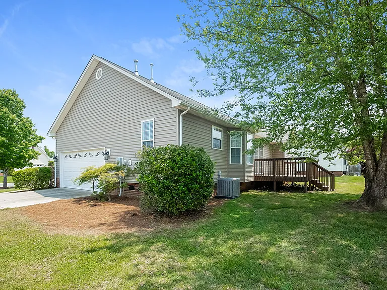 1004 Ayrshire Ln — Photo 16