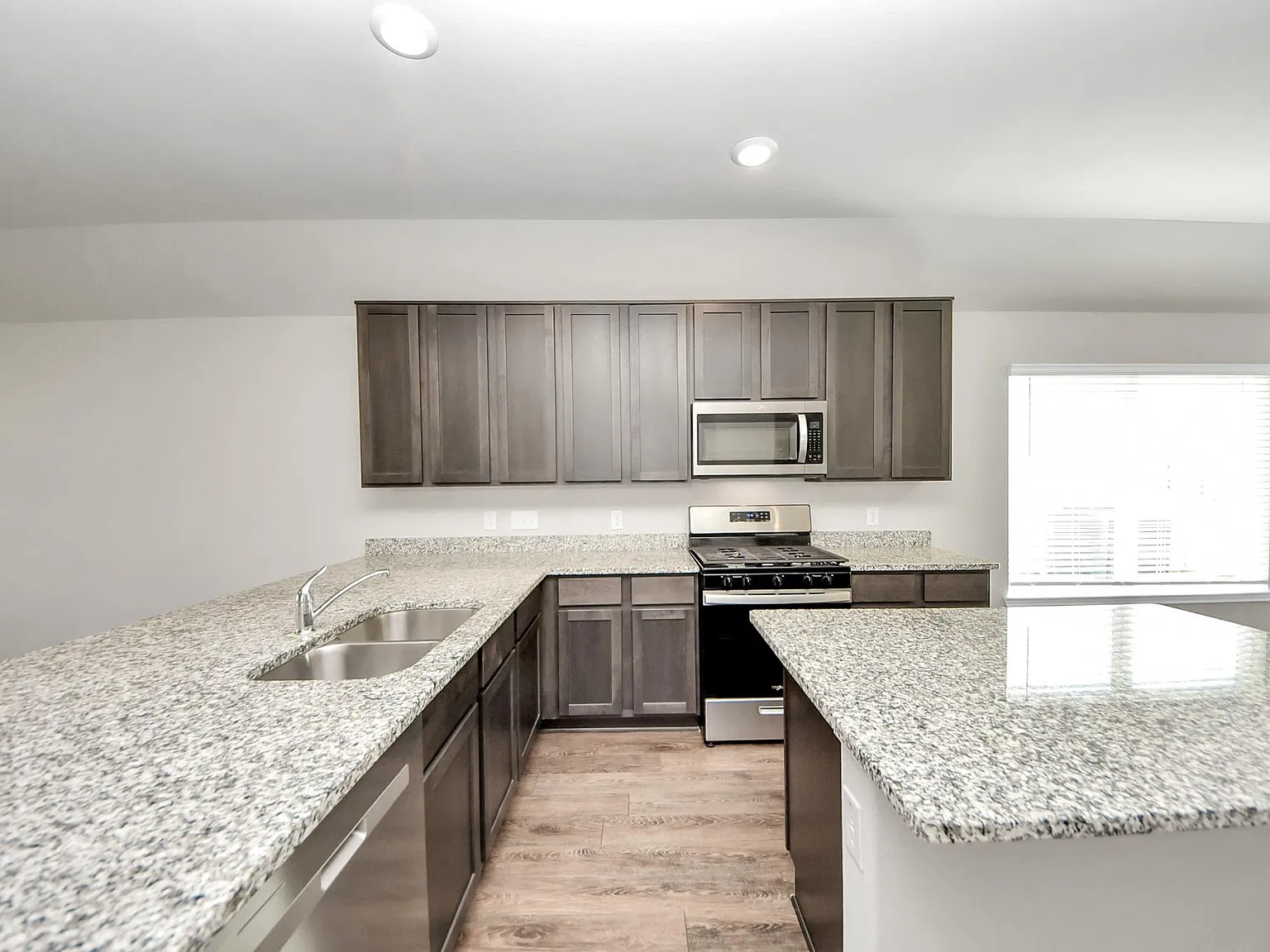 4 bed, 3.0 bath, 1740 sqft, $2,450 — Photo 4