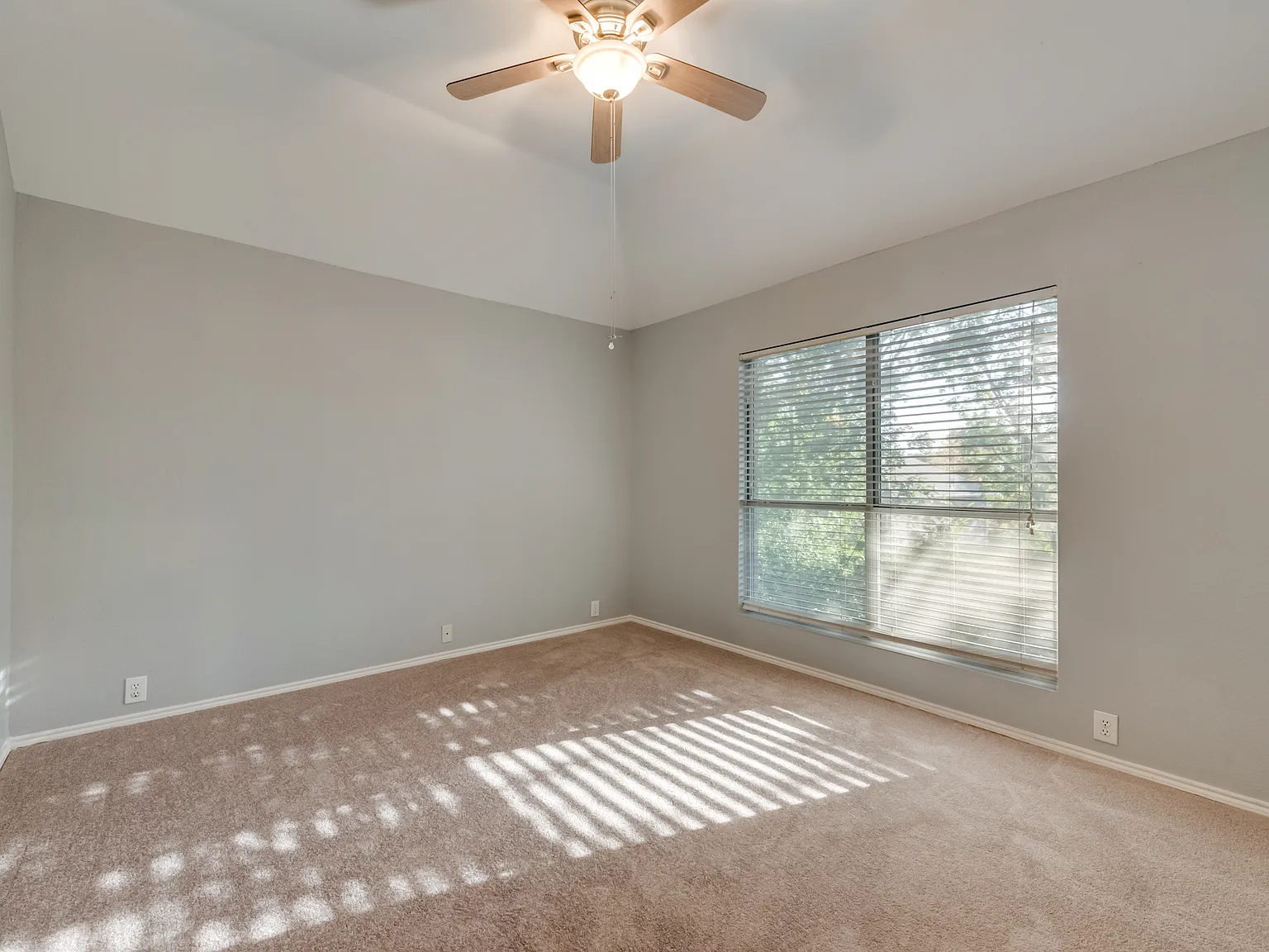 4 bed, 2049 sqft, $2,600 — Photo 3