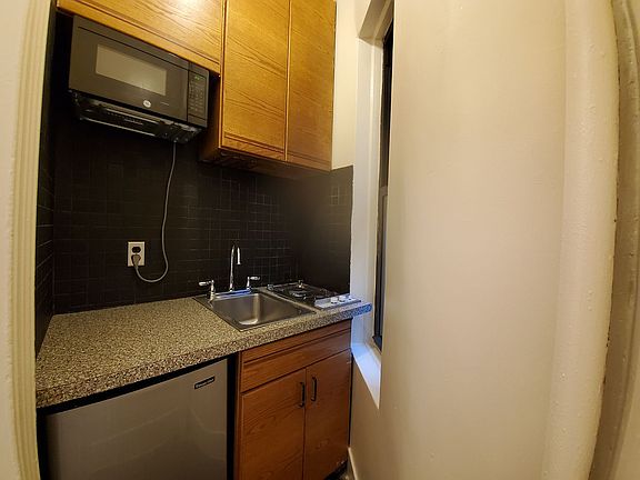 5th image of 225 W 15th St APT 1B
