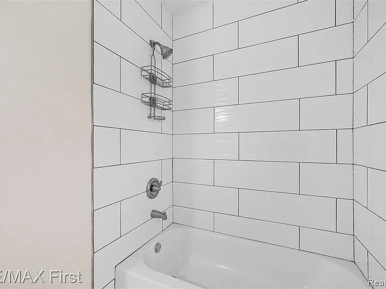 556 Leicester Ct — Photo 15