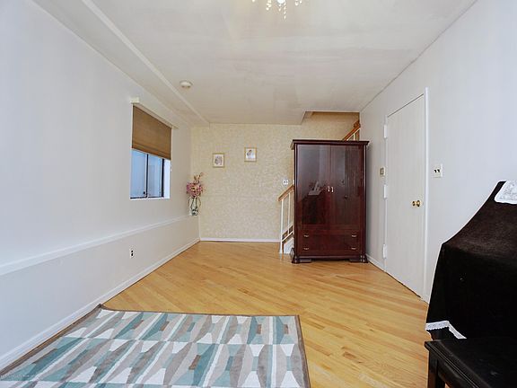 5th image of 36 Pemberton Ave