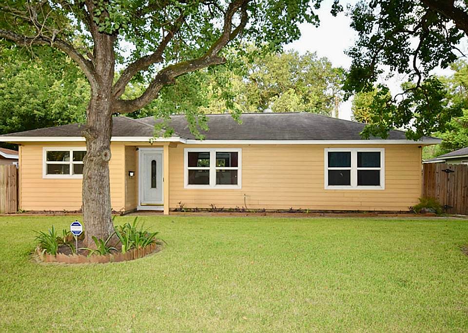 1st image of 208 Begonia Ln
