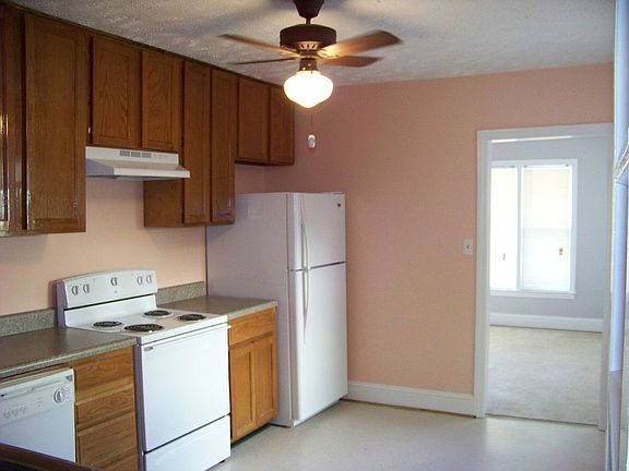 4th image of 121 Buckingham Ave