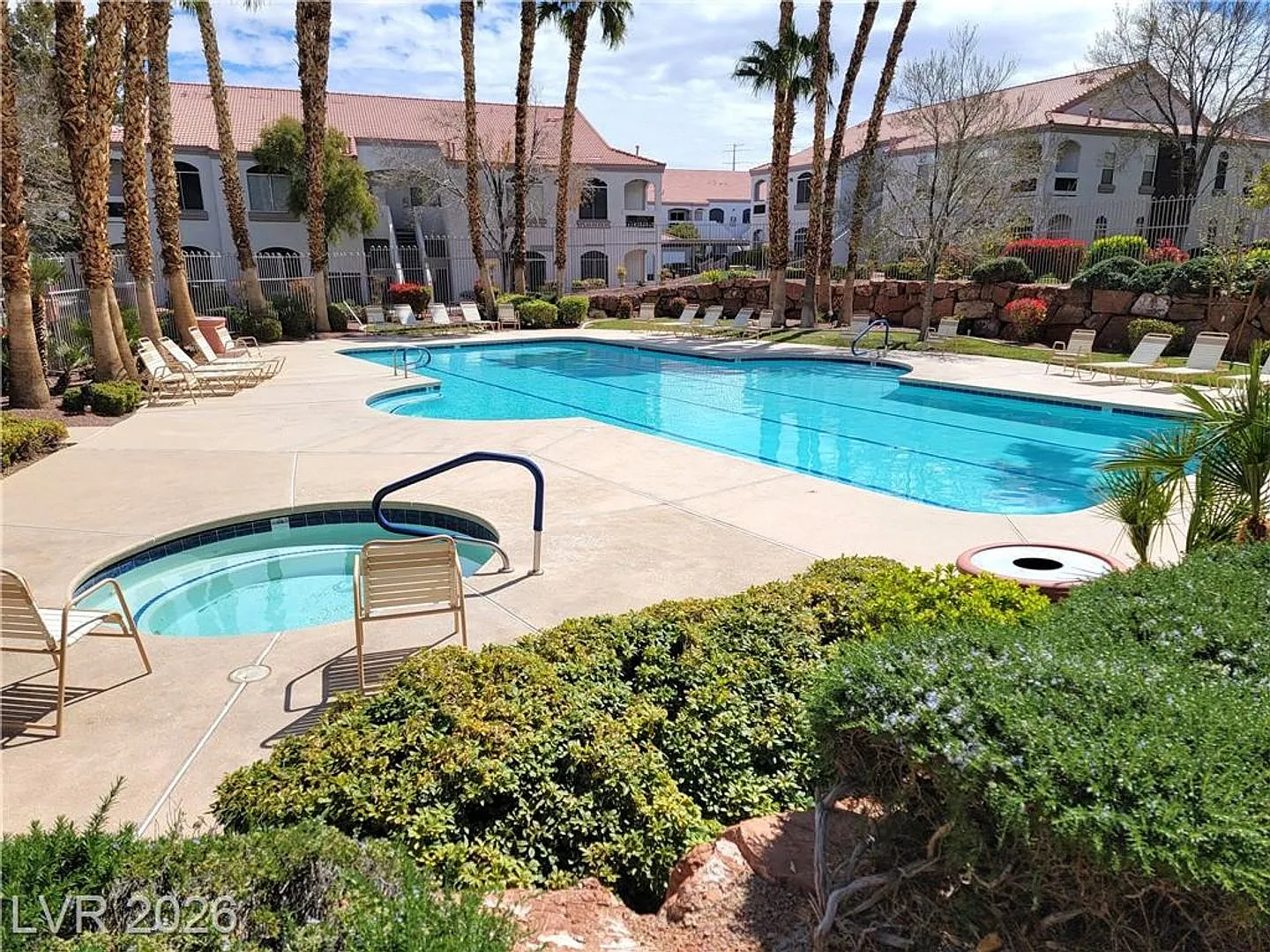 Beautiful Gated Henderson Condo with Fireplace, Balcony & Pool — Photo 3