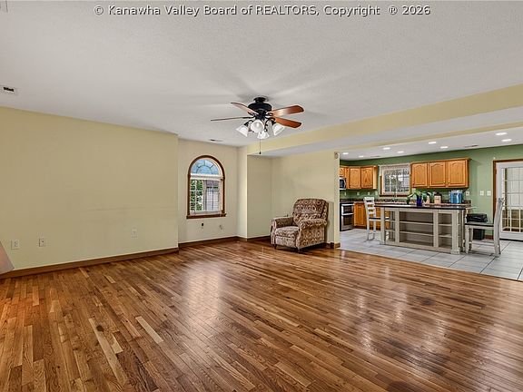 5th image of 211 Patricia St