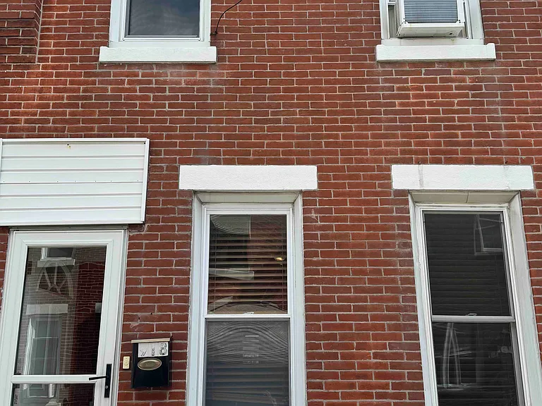 918 Daly St — Photo 1