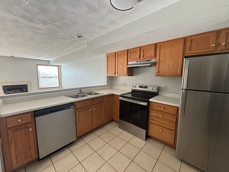 386 Amphitheater Dr — Photo 6