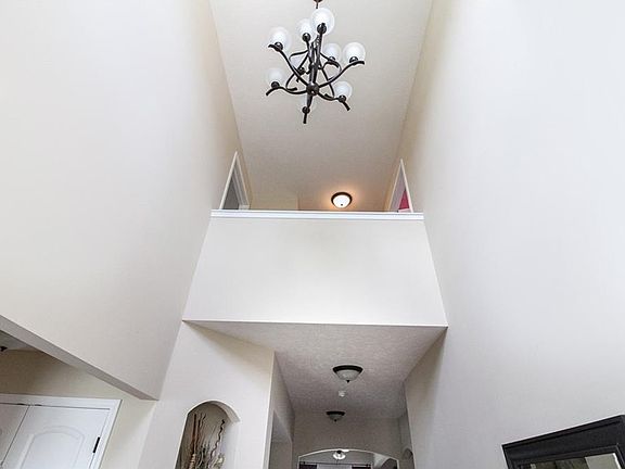 4th image of 208 Shoreland Cir