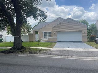1040 SW 85th Ter, Pembroke Pines, FL 33025