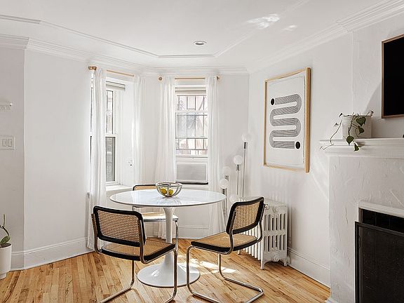3rd image of 659 De Graw St #1