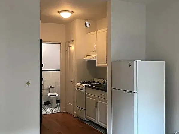 220 W 17th St #4C, New York, NY 10011
