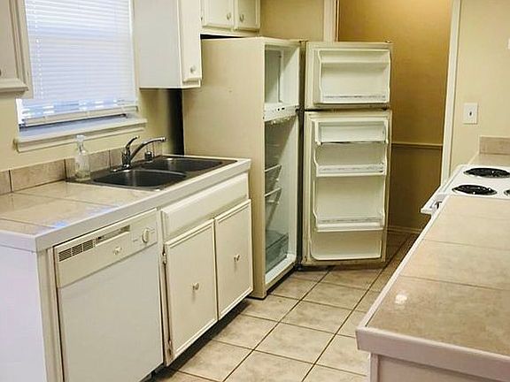 3rd image of 6700 Escondido Dr APT B4