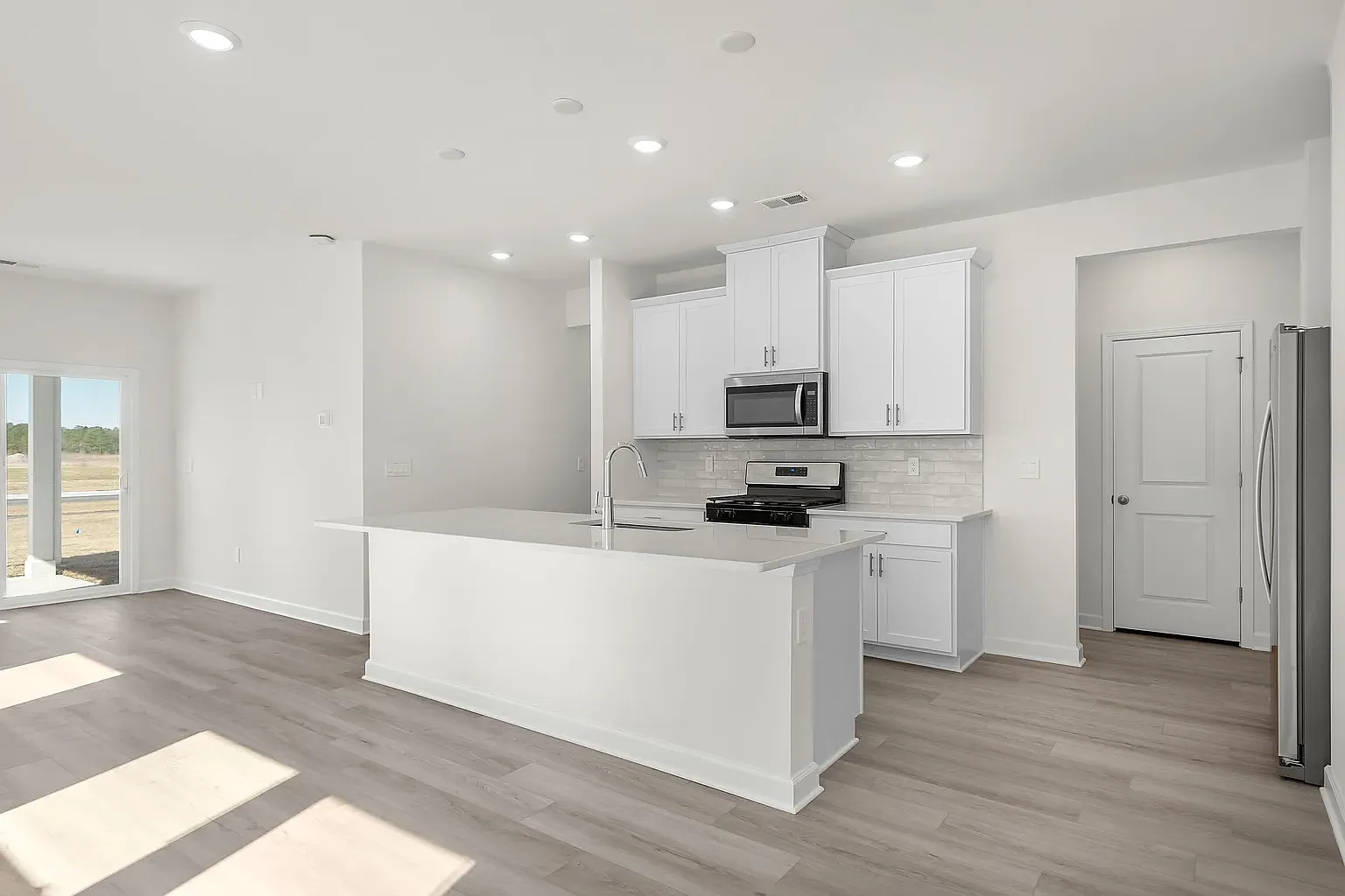 4 bed, 2100 sqft, $2,600 — Photo 4