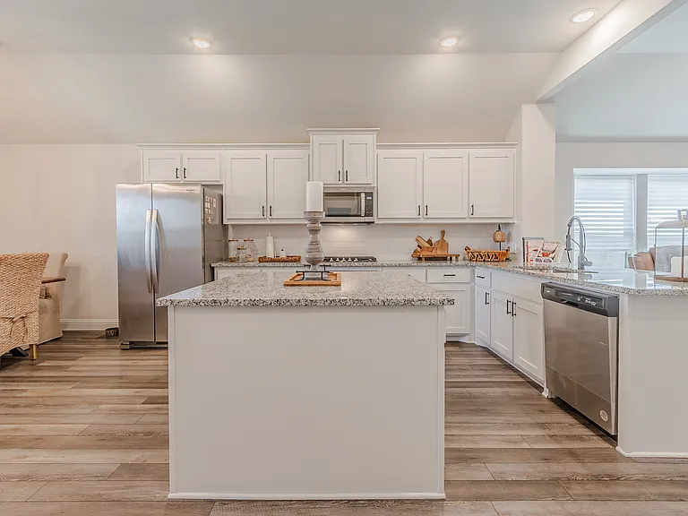 227 Hawthorn Dr — Photo 2