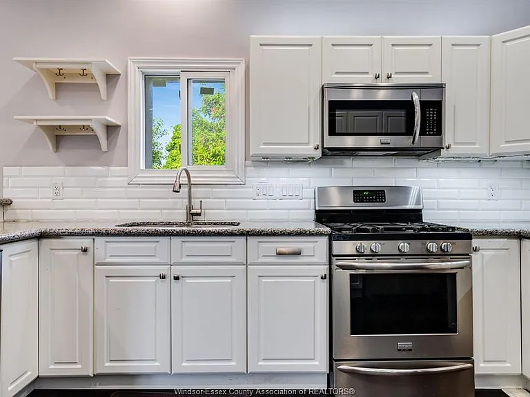 1672 Elgin St — Photo 9